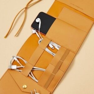 NWOT Glass Ladder and Co Katherine Tech Organizer Roll